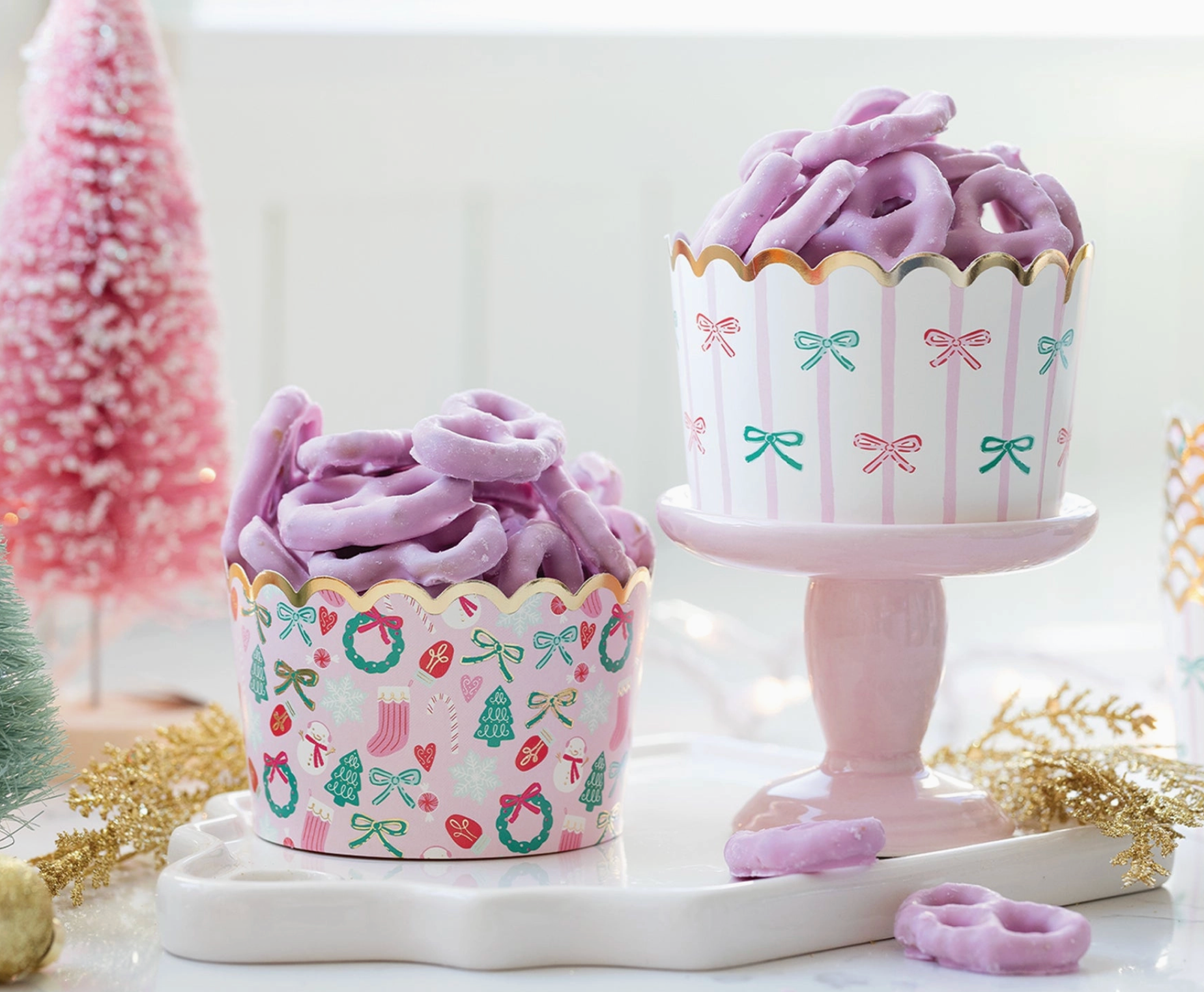 Foiled Jumbo Bow Baking Cups