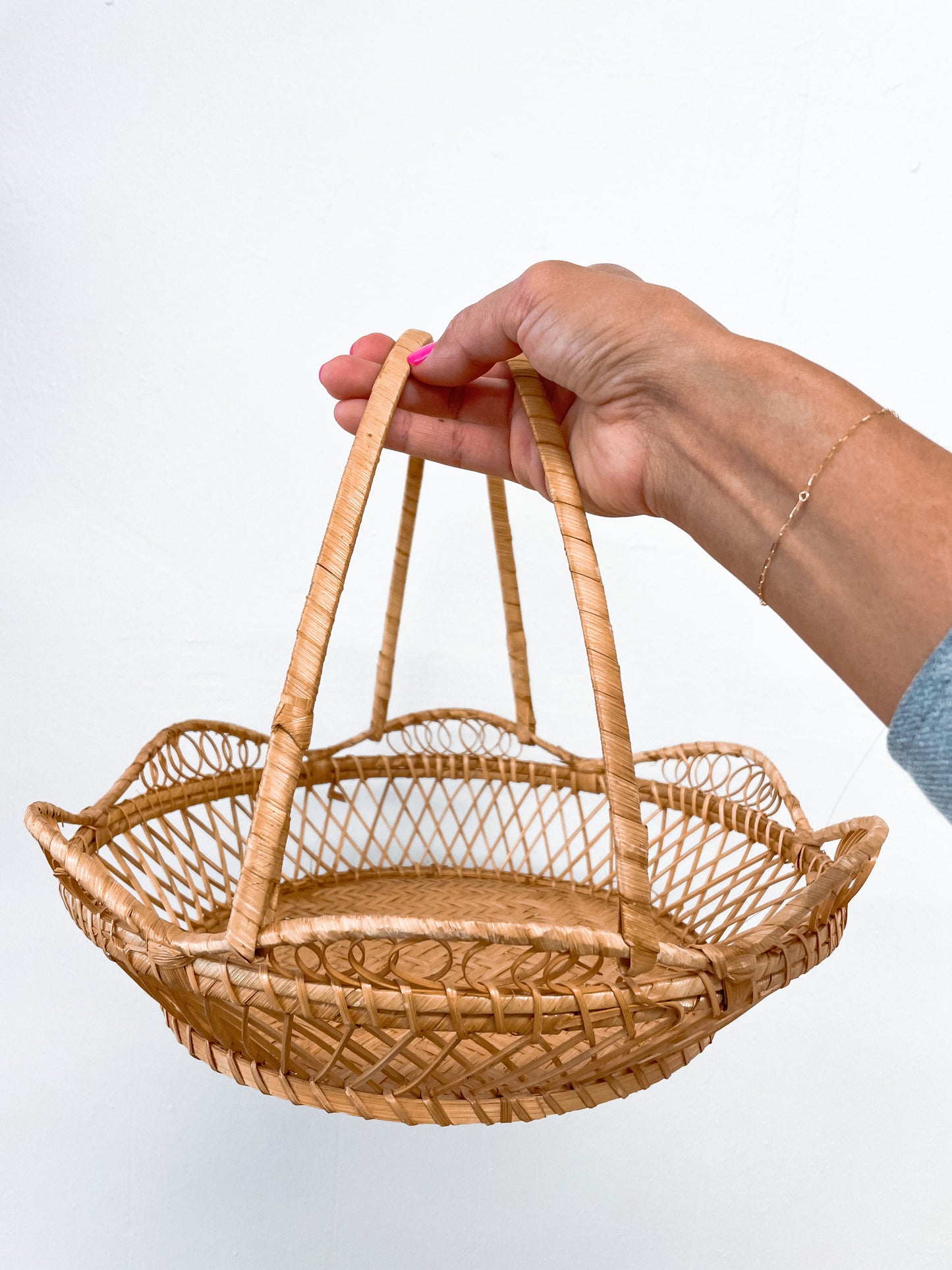 Vintage Scalloped Wicker Catchall Basket